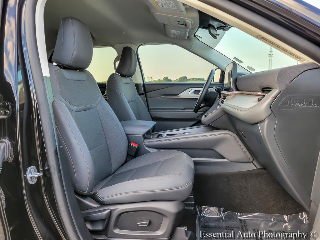 Used 2025 Ford Explorer Active AWD/4WD image 35