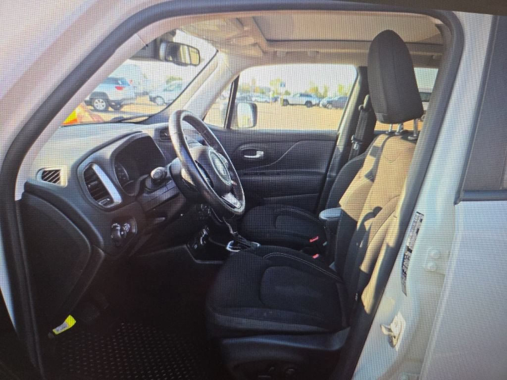 Used 2023 Jeep Renegade Latitude w/ Sun/Sound Group AWD/4WD image 9