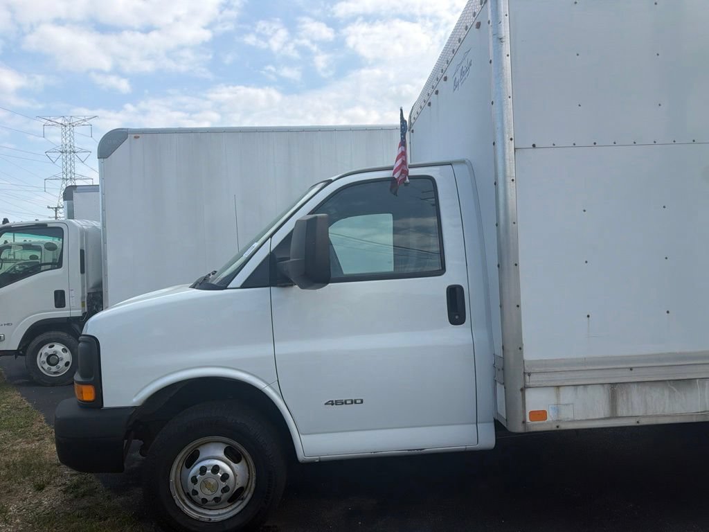 Used 2015 Chevrolet Express 4500 RWD image 3