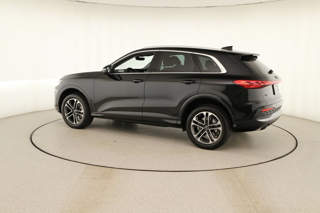 Certified 2025 Audi Q5 Premium AWD/4WD image 3