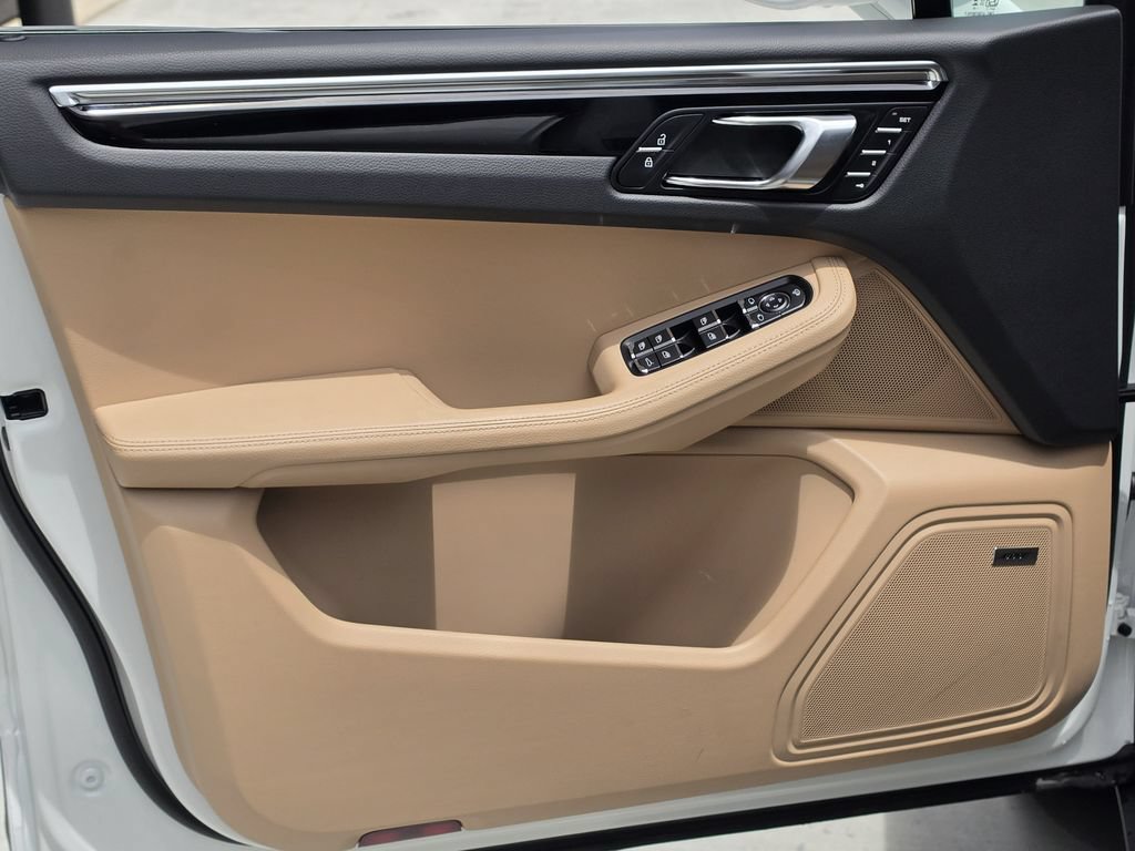 Used 2026 Porsche Macan AWD/4WD image 13