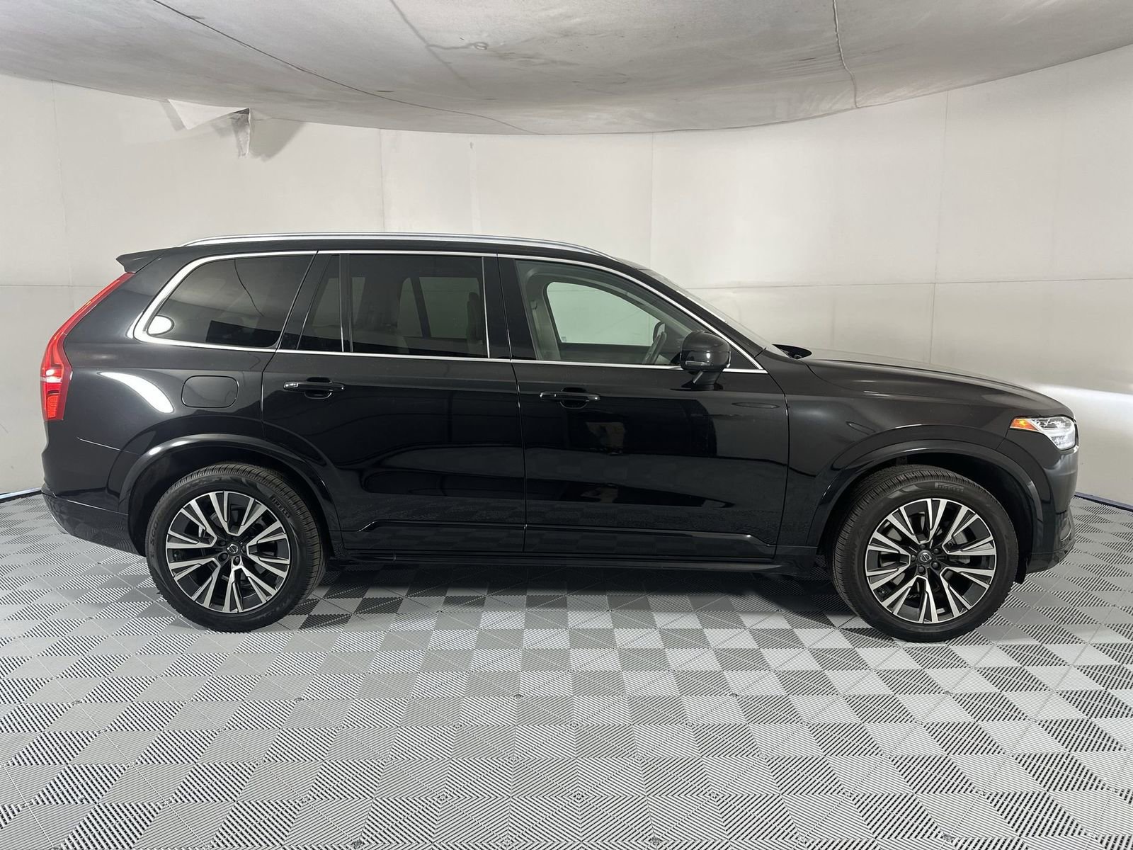 Used 2020 Volvo XC90 T5 Momentum w/ Protection Package Premier FWD image 9