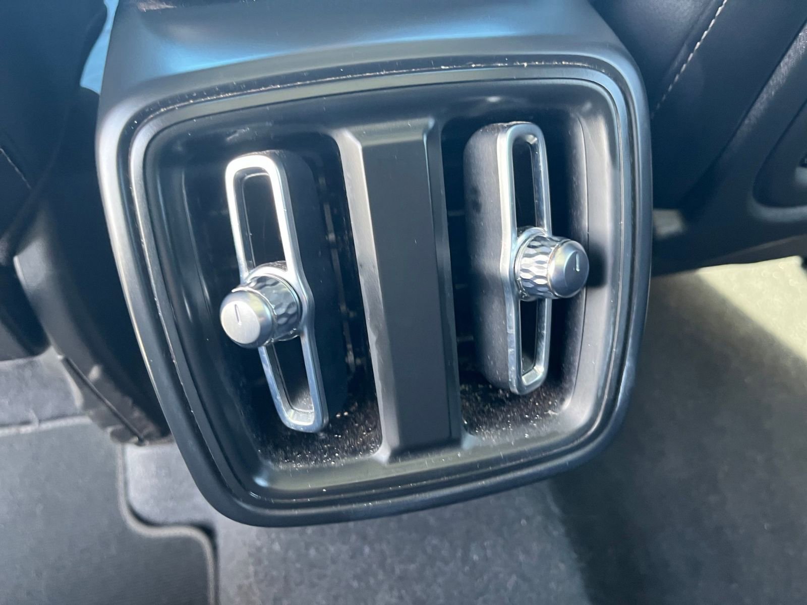 Used 2024 Volvo XC40 B5 Core AWD/4WD image 25