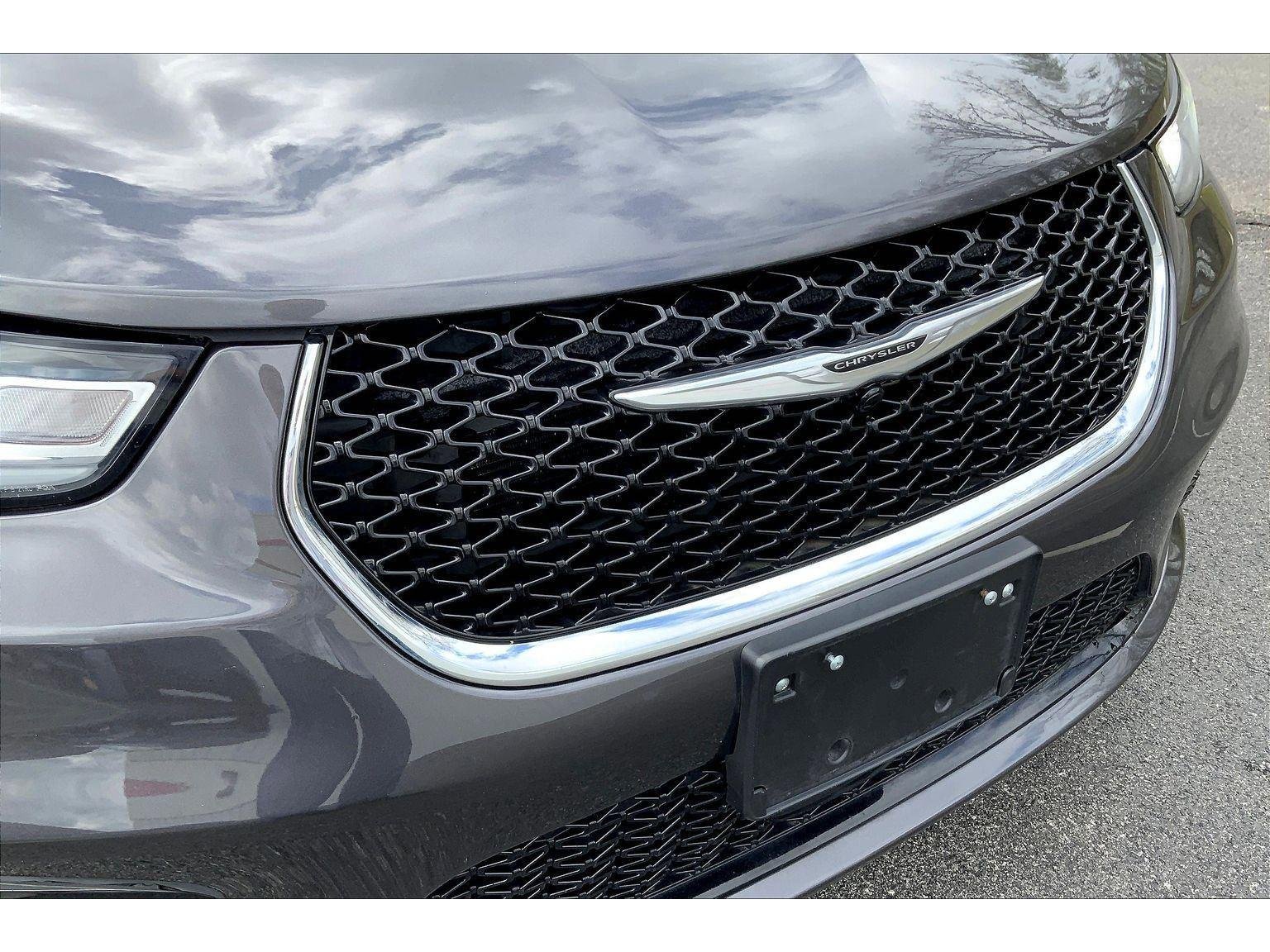 Used 2023 Chrysler Pacifica Touring-L image 29