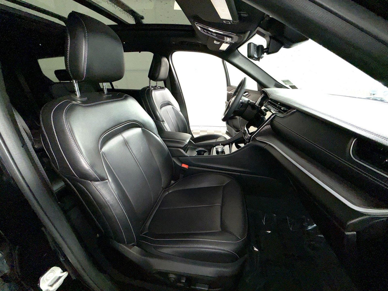 Used 2024 Jeep Grand Cherokee L Limited w/ Luxury Tech Group II image 28