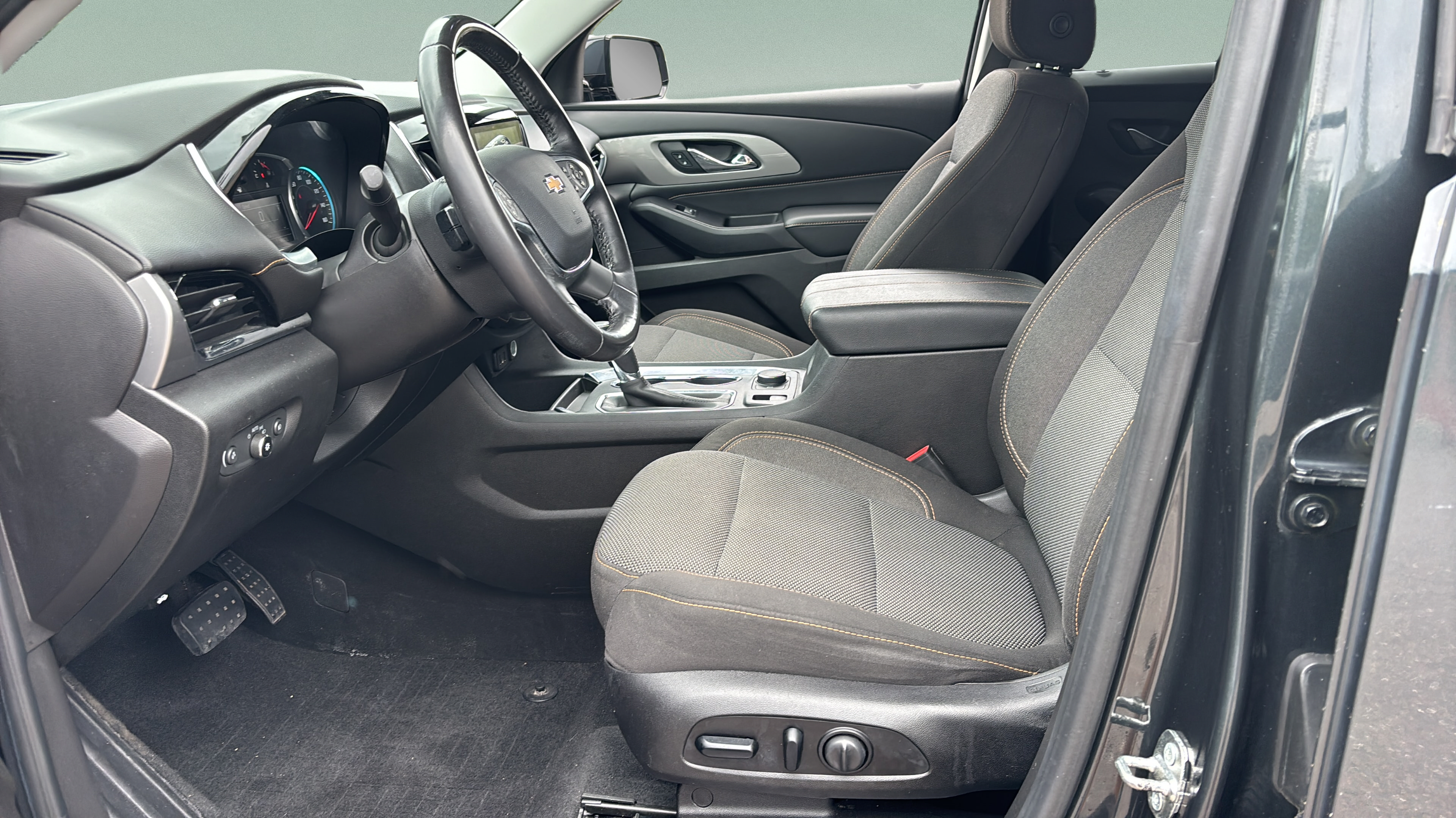 Used 2018 Chevrolet Traverse LT FWD image 9