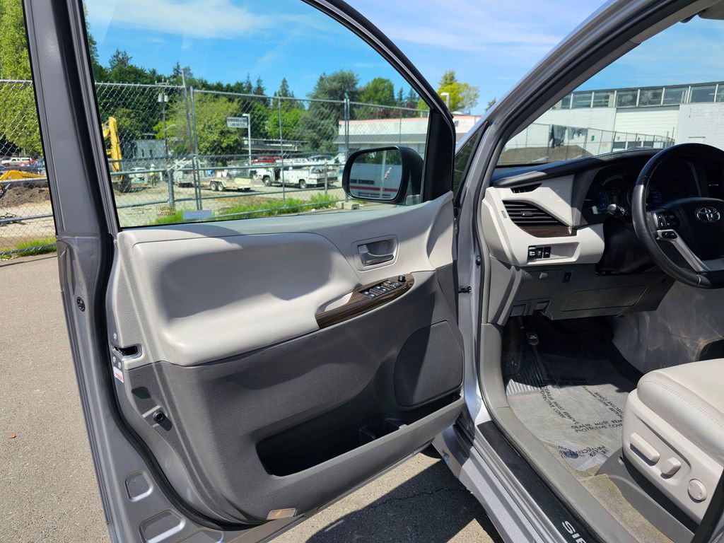 Used 2018 Toyota Sienna XLE w/ XLE Navigation Package AWD/4WD image 19