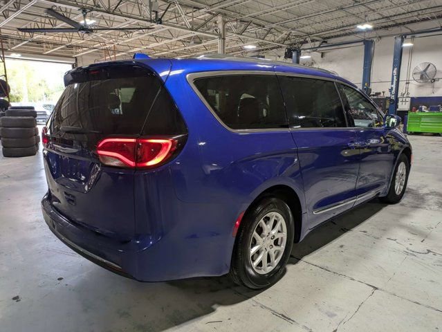 Used 2020 Chrysler Pacifica Touring-L FWD image 3