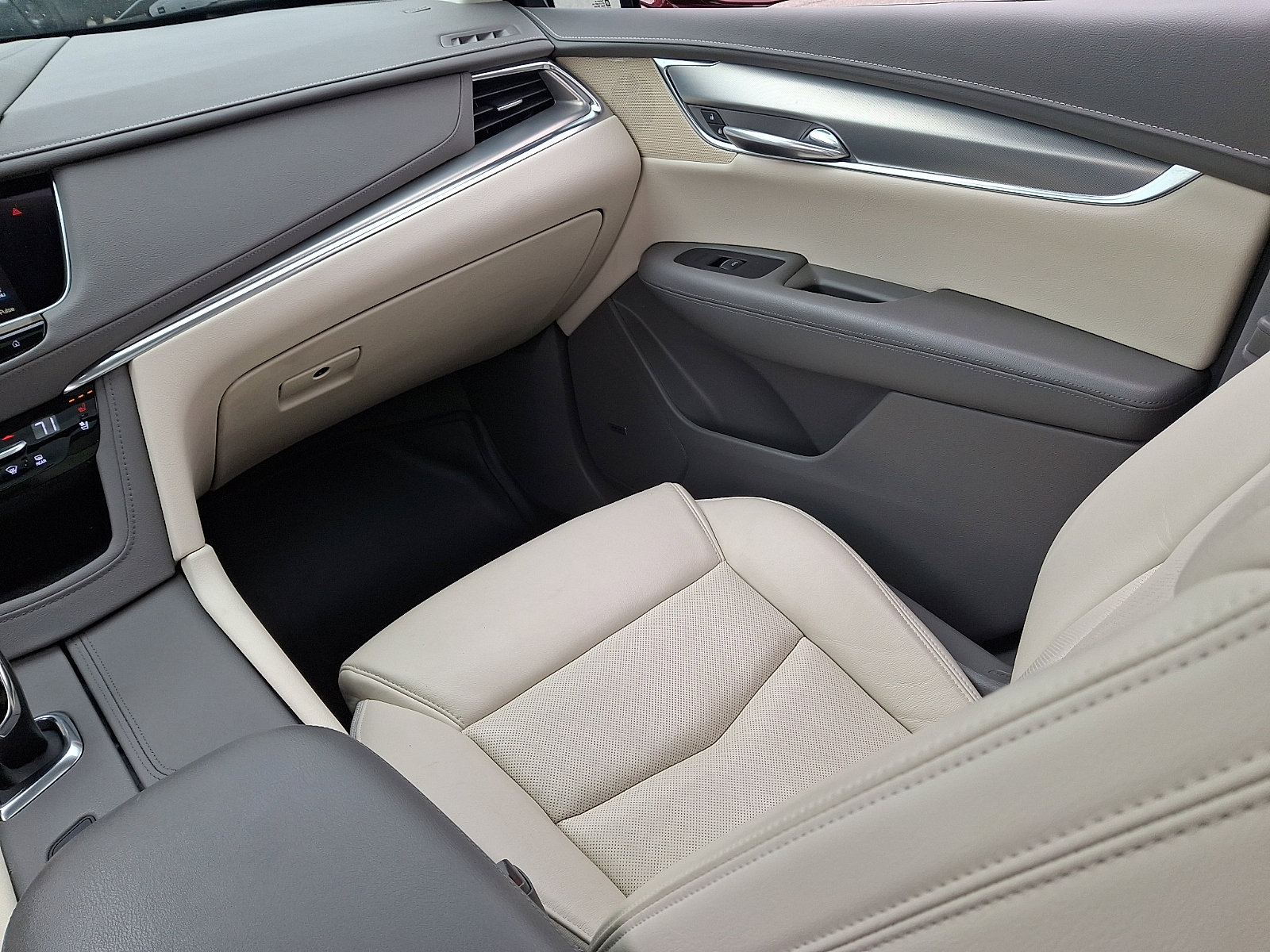 Used 2017 Cadillac XT5 Premium Luxury FWD image 15