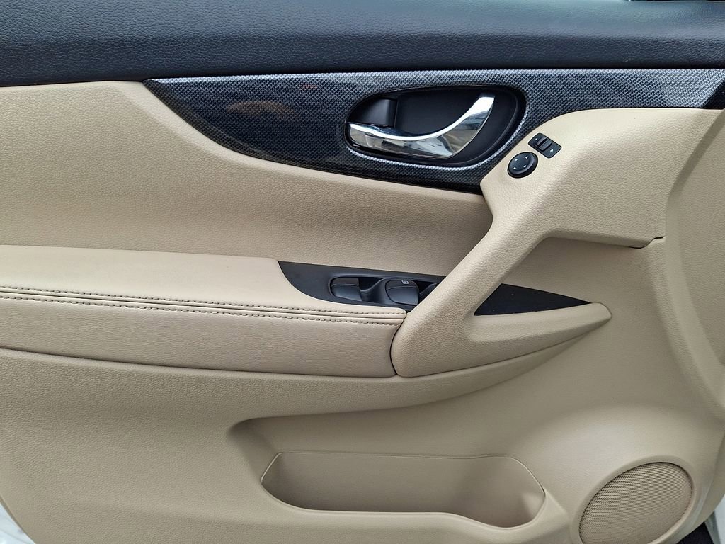 Used 2016 Nissan Rogue SL w/ SL Premium Package image 12