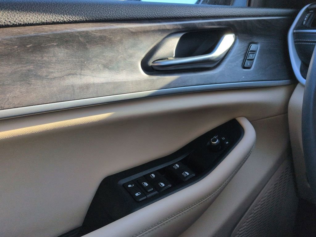 Used 2023 Jeep Grand Cherokee Limited w/ Luxury Tech Group II image 27