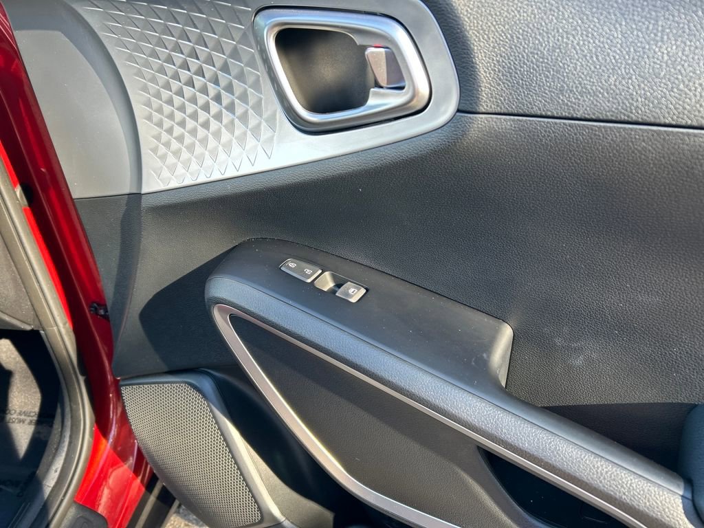 Used 2023 Kia Soul LX image 28