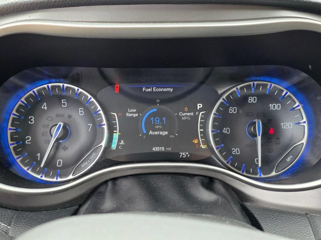 Used 2021 Chrysler Pacifica Touring-L w/ Uconnect Theater Family Group FWD image 27