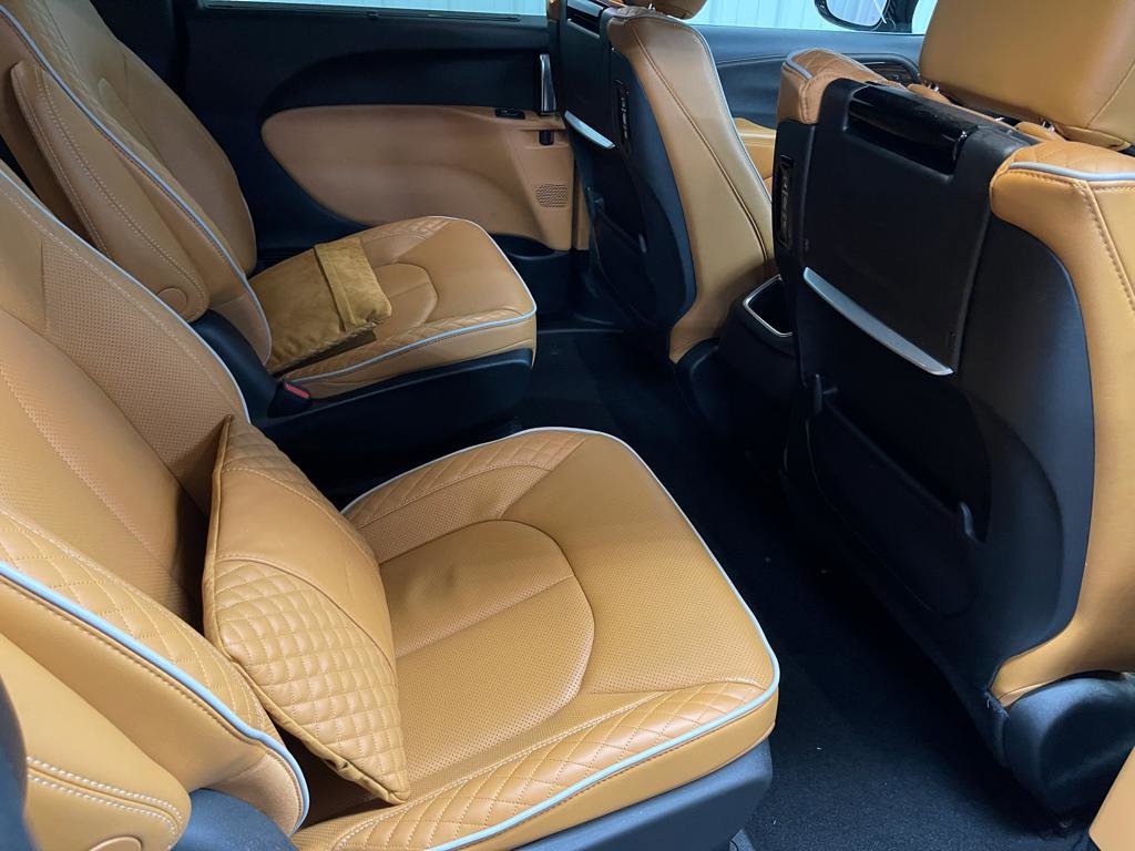 Used 2023 Chrysler Pacifica Pinnacle FWD image 22