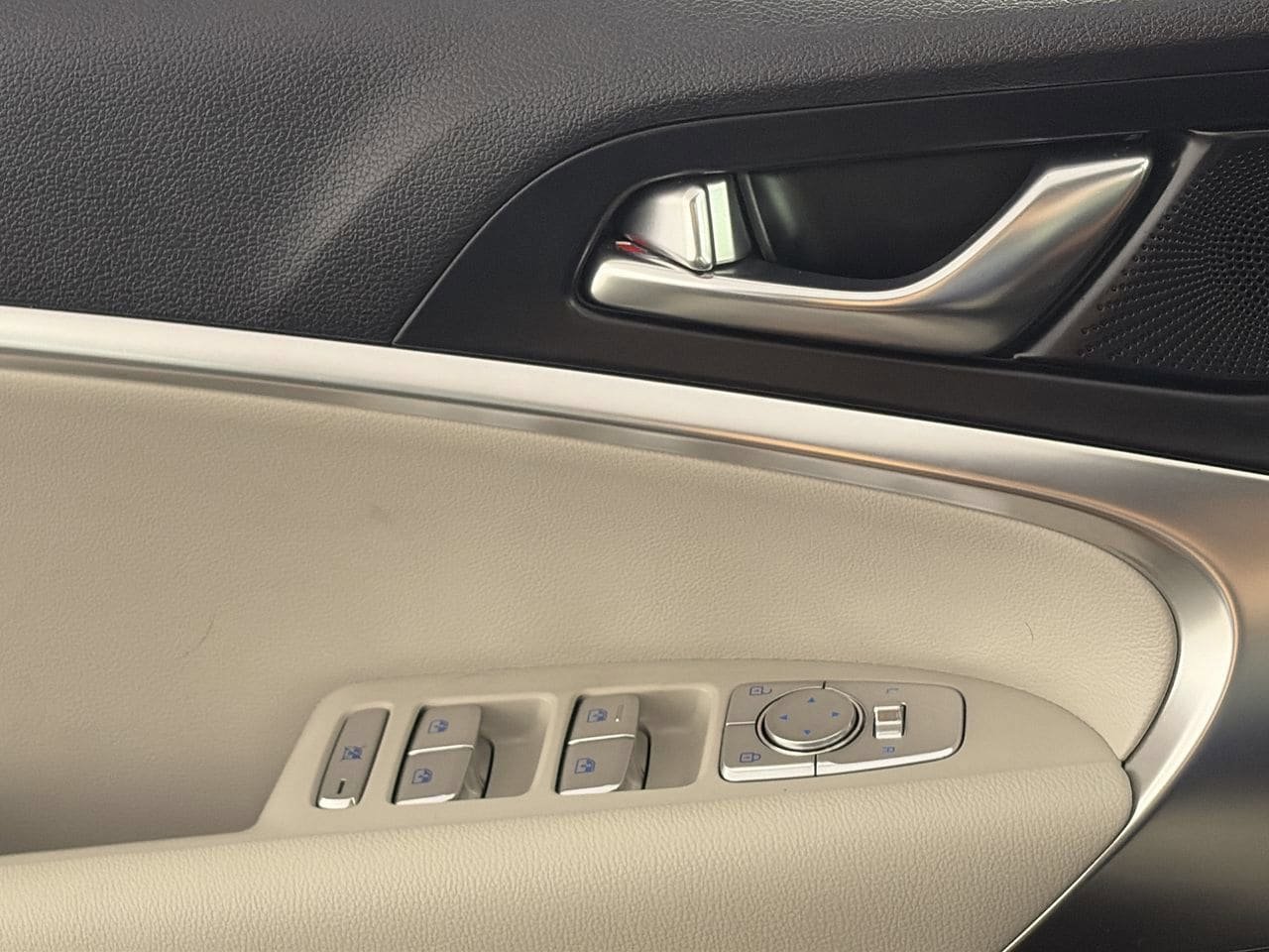 Used 2025 Genesis G70 2.5T AWD/4WD image 18