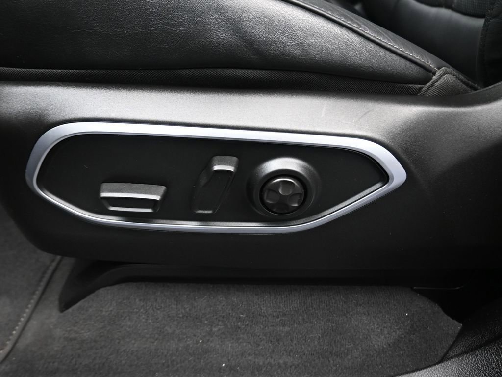 Used 2025 Jeep Wagoneer L Series II w/ 8-pass Seating Package image 14