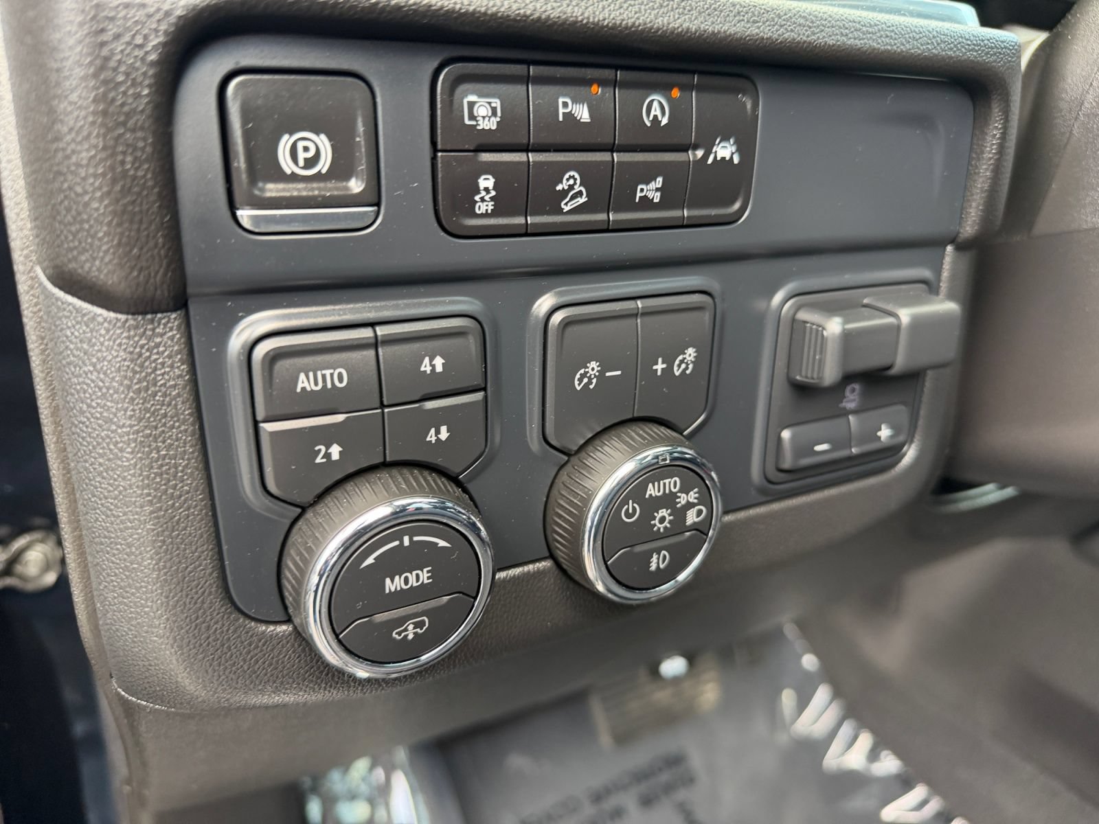 Used 2025 Chevrolet Tahoe High Country AWD/4WD image 21