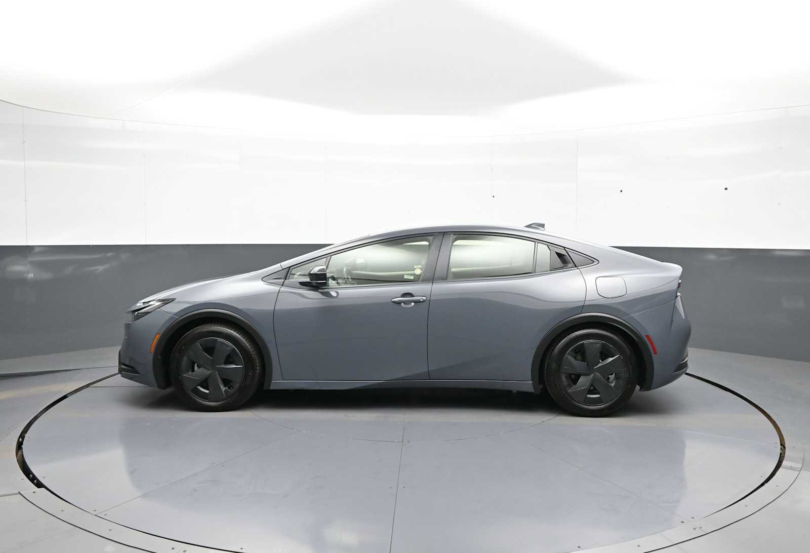 Certified 2025 Toyota Prius LE FWD image 9