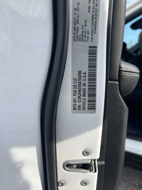 Used 2025 Jeep Grand Cherokee Altitude AWD/4WD image 16
