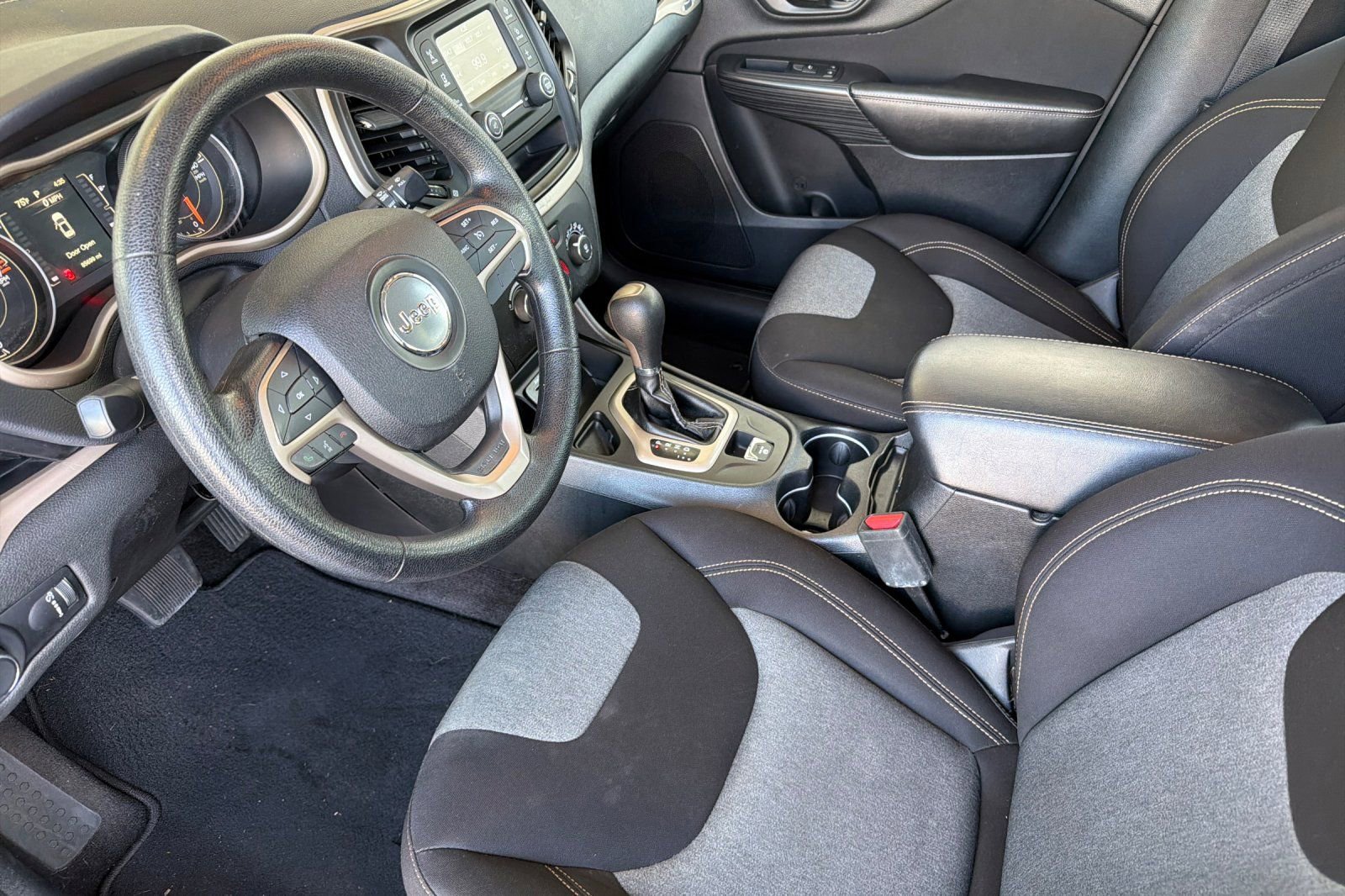 Used 2017 Jeep Cherokee Sport FWD image 9