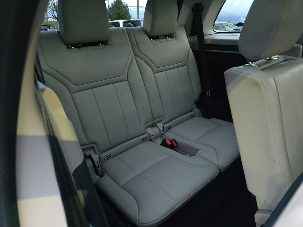 Used 2017 Land Rover Discovery HSE image 32