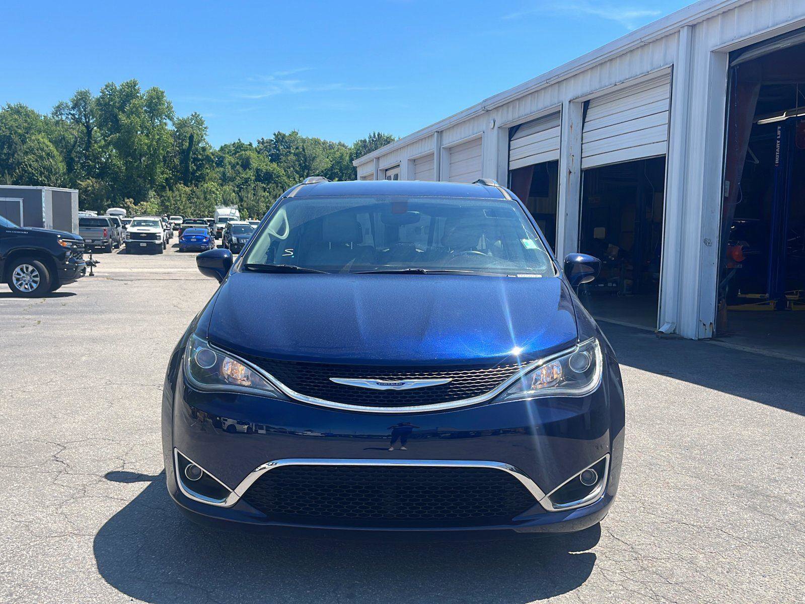 Used 2018 Chrysler Pacifica Touring-L FWD image 8