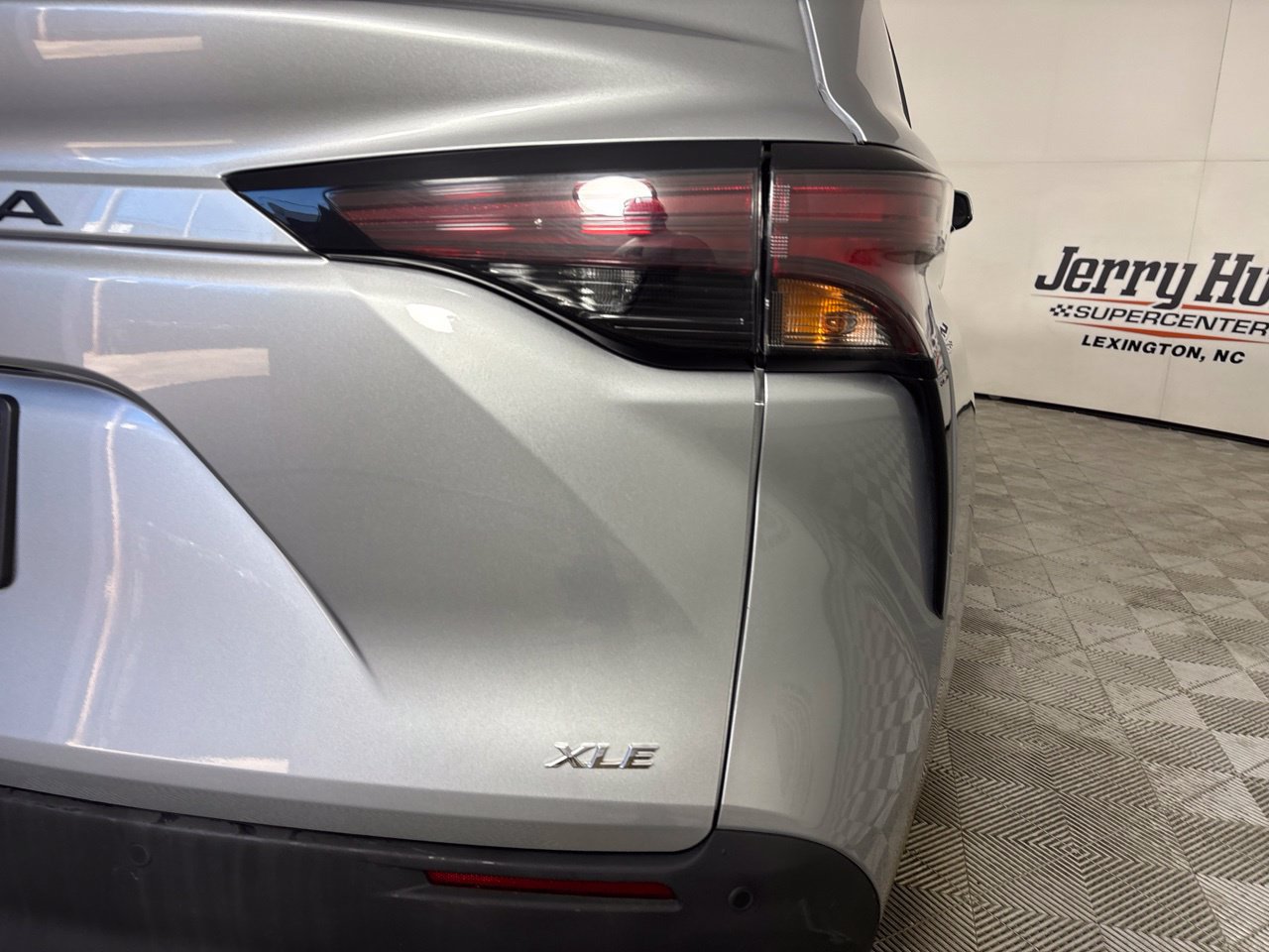 Used 2025 Toyota Sienna XLE FWD image 33