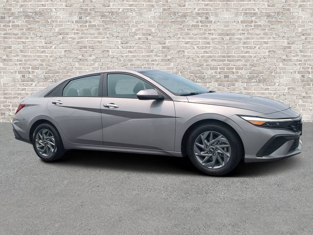 Used 2024 Hyundai Elantra SEL FWD image 1