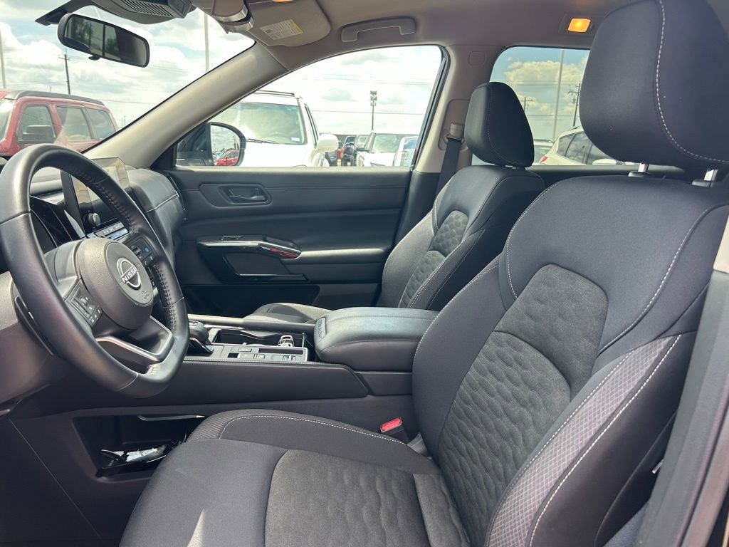 Certified 2025 Nissan Pathfinder SV FWD image 12