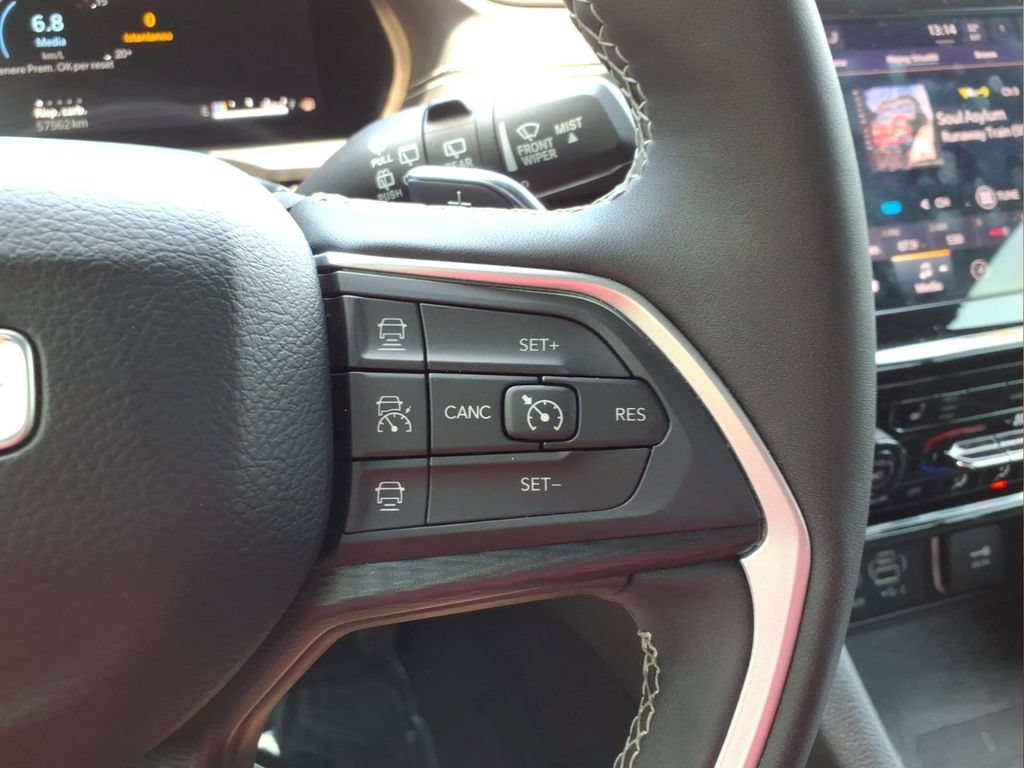 Used 2025 Jeep Grand Cherokee Altitude AWD/4WD image 13