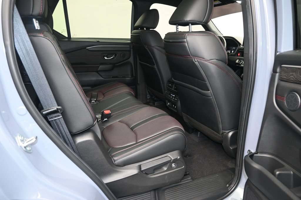 Used 2026 Honda Pilot Black Edition image 10