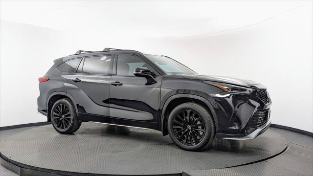 Used 2023 Toyota Highlander XSE FWD image 11