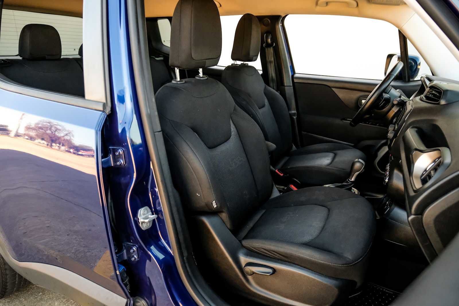 Used 2017 Jeep Renegade Latitude w/ Cold Weather Group image 30