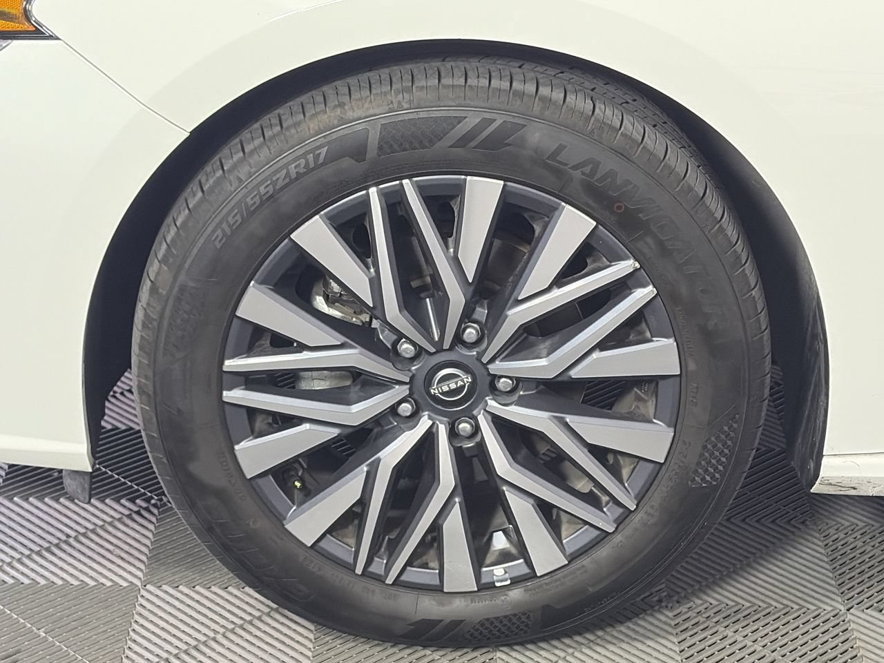 Used 2025 Nissan Altima 2.5 SV FWD image 10
