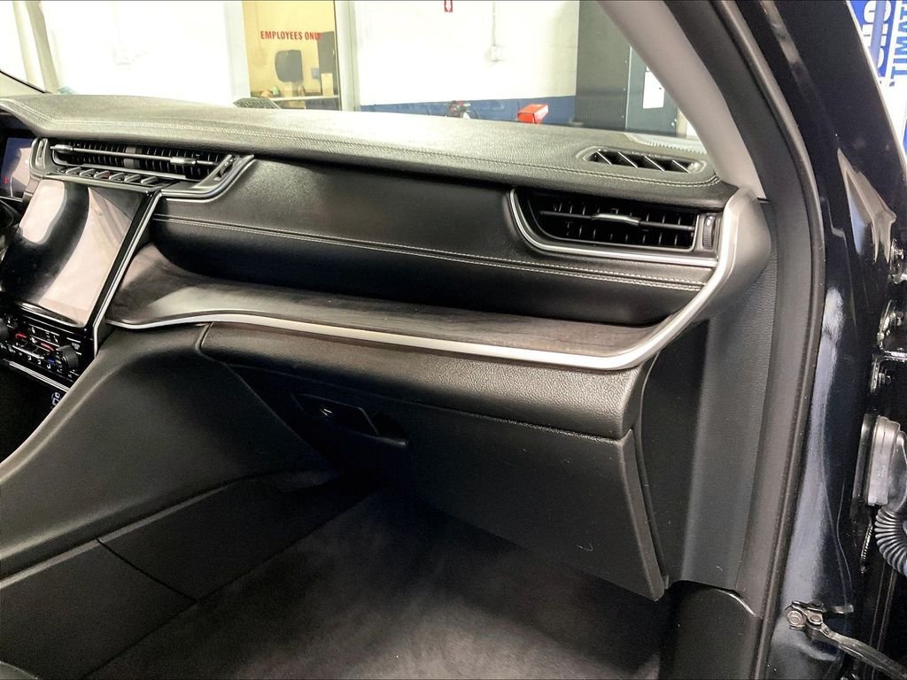 Used 2022 Jeep Grand Cherokee L Limited AWD/4WD image 13