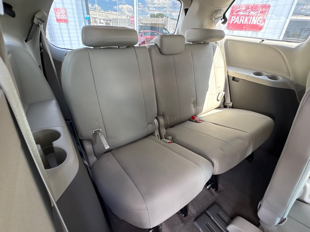 Used 2017 Toyota Sienna XLE w/ XLE Navigation Package FWD image 15