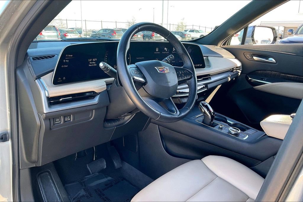 Used 2025 Cadillac XT4 Premium Luxury image 18