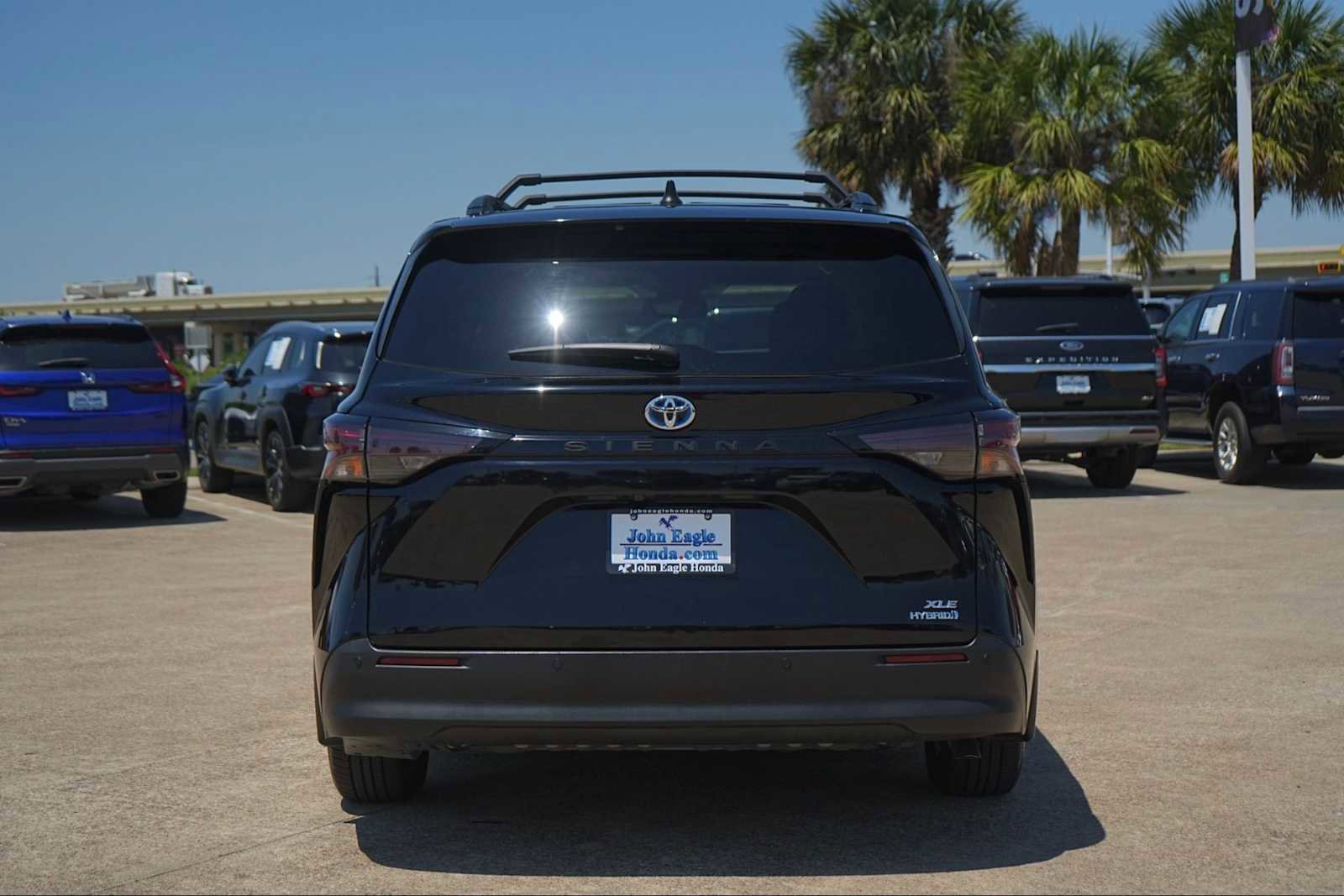 Used 2023 Toyota Sienna XLE FWD image 5