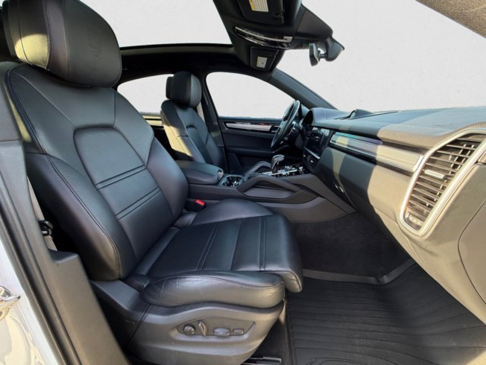Used 2023 Porsche Cayenne Platinum Edition w/ Performance Package AWD/4WD image 20