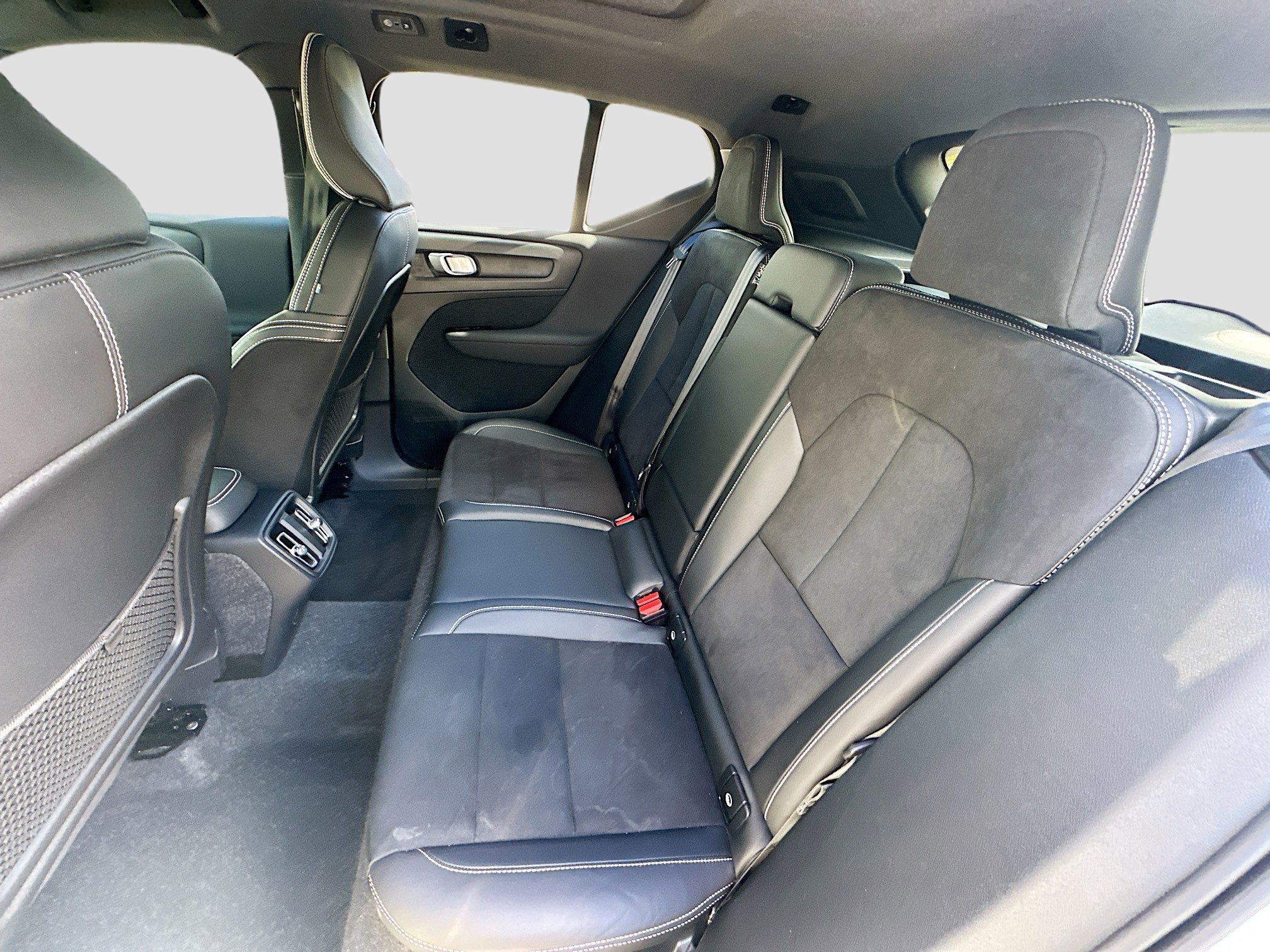 Used 2021 Volvo XC40 T4 R-Design image 26