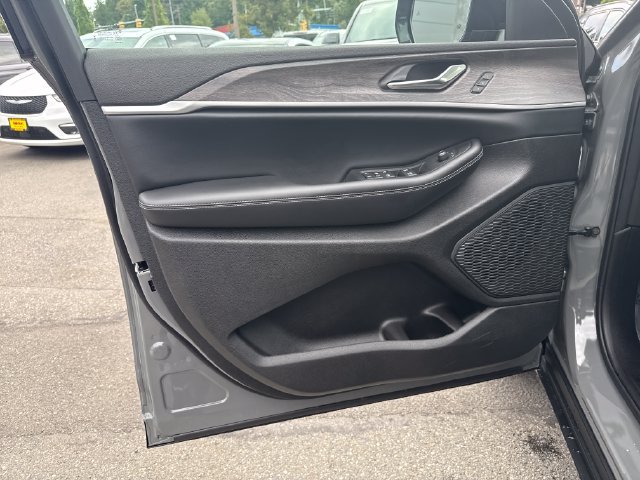 New 2027 Jeep Grand Cherokee Limited AWD/4WD image 15