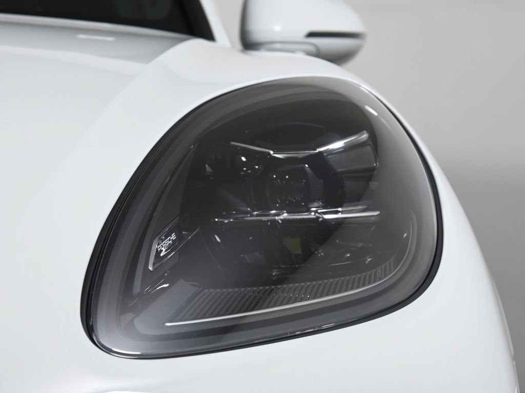 Used 2026 Porsche Macan AWD/4WD image 11