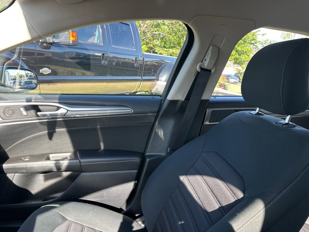 Used 2018 Ford Fusion SE FWD image 14