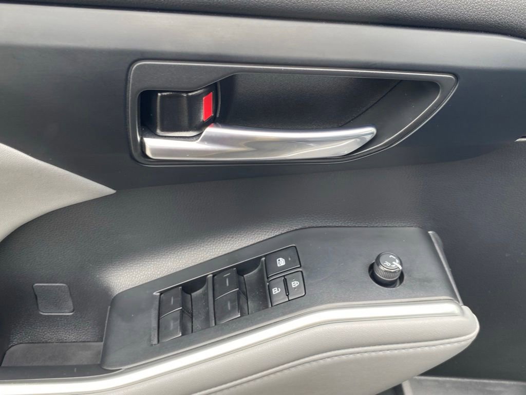 Used 2022 Toyota Highlander XLE FWD image 24