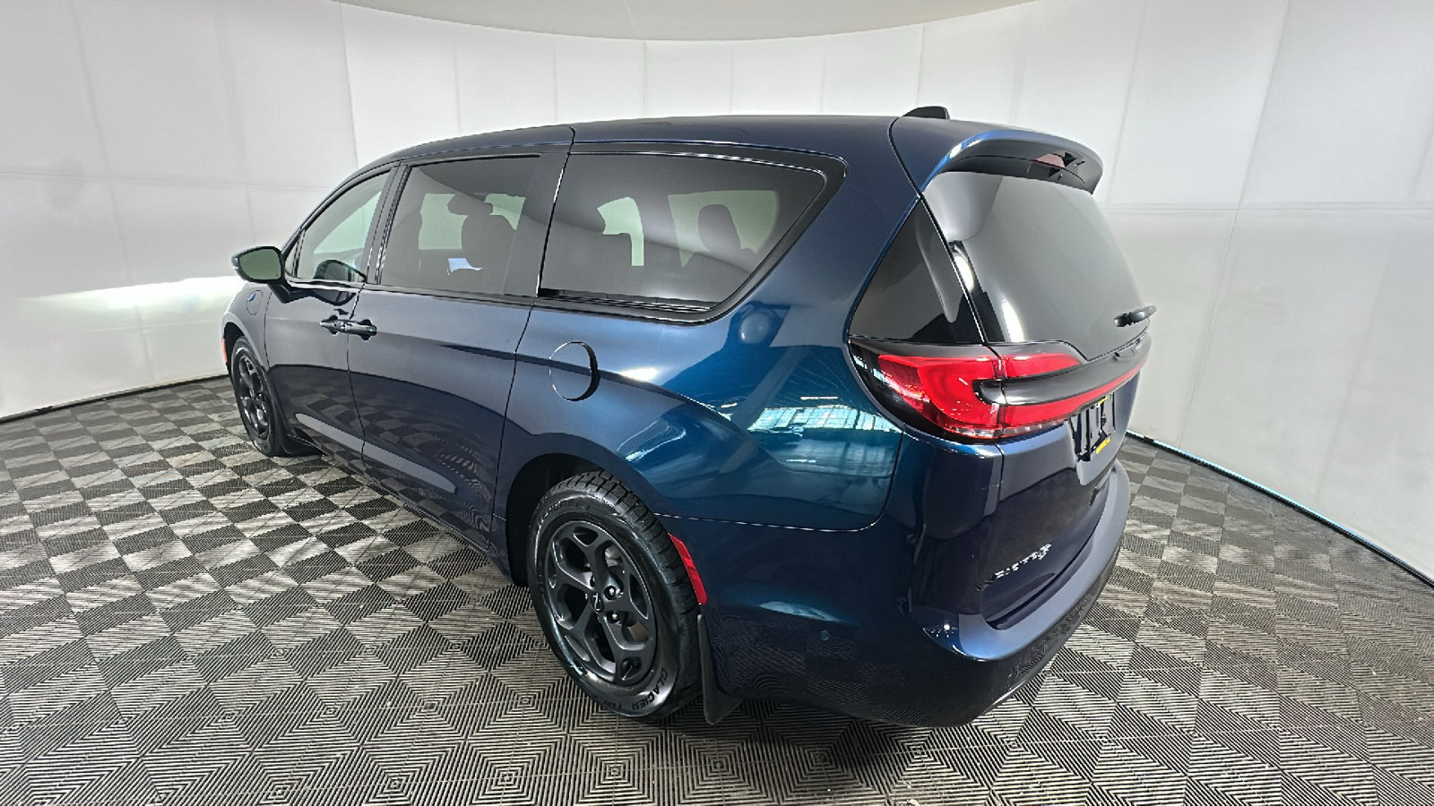 Used 2023 Chrysler Pacifica Touring-L w/ Uconnect Theater Family Group FWD image 5