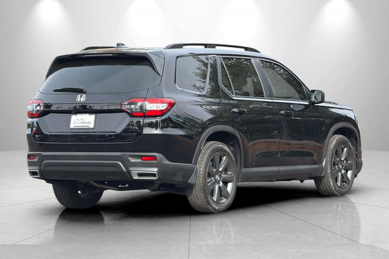 Used 2025 Honda Pilot Sport image 2