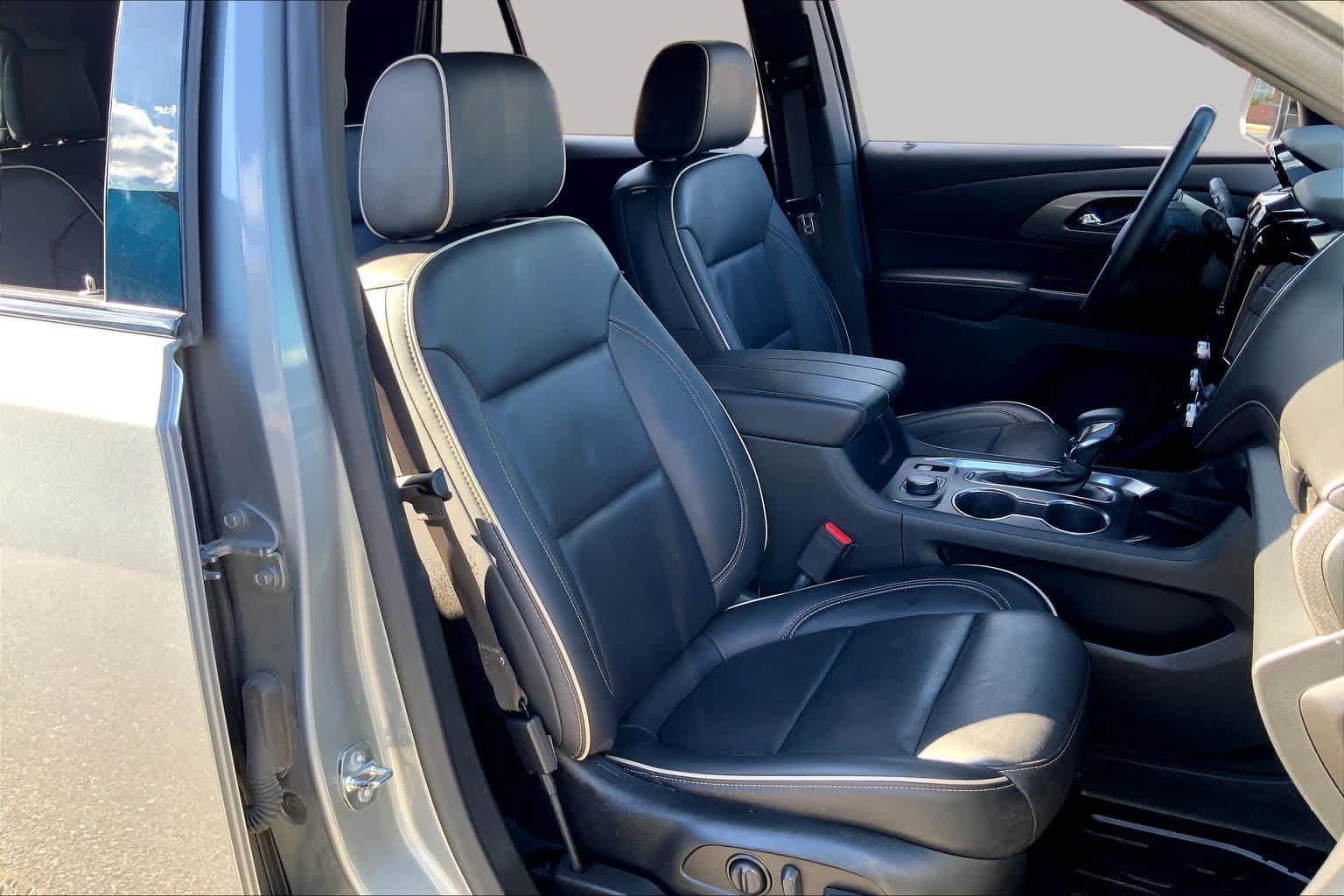 Used 2023 Chevrolet Traverse Premier w/ Redline Edition FWD image 9