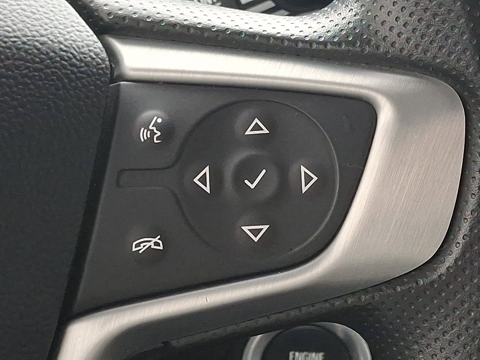 Used 2024 GMC Terrain SLE w/ Driver Convenience Package image 23