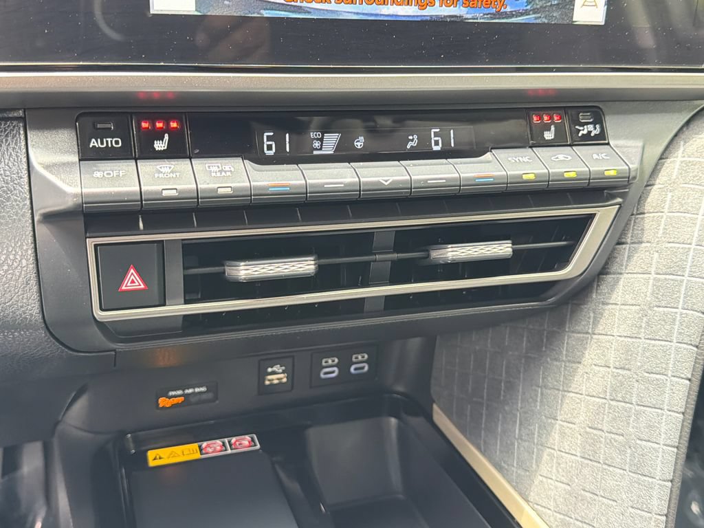 Used 2025 Toyota Camry XLE AWD/4WD image 25