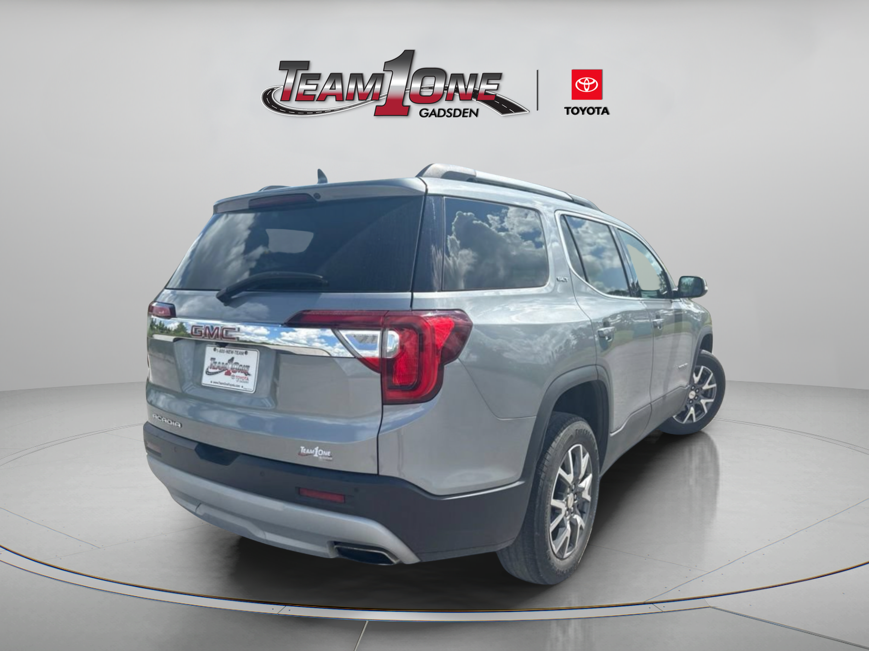 Used 2023 GMC Acadia SLT w/ Preferred Package FWD image 10